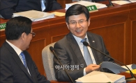 [포토]이야기하는 황교안·황찬현