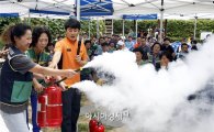 [포토]소화기 사용법배우는 시민들