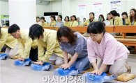 [포토]심폐소생술 배우는 공무원들