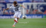 [포토]프리킥하는 성남 김두현
