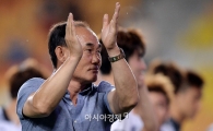 [포토]김학범 감독, '서포터즈 향해 보내는 승리의 박수'