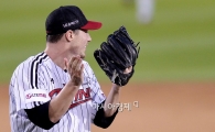[포토]박수치는 루카스, '병살로 이닝 종료!'