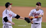 [포토]루카스-오지환, '병살 수비 좋았어!'
