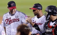 [포토]봉중근, '어렵게 마무리했어!'