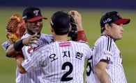 [포토]히메네스, '오지환, 승리 기념으로 포옹 한 번?'