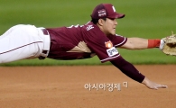 [포토]김민성, '글러브 맞고 튕겨 나가는 야속한 공'