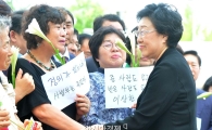 [포토]인사 나누는 한명숙 전 총리 