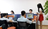 중국 IT기업, 남성직원과 놀아주는 치어리더 고용 '시끌'