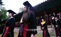 [포토]비오는 졸업식 찾은 학생들