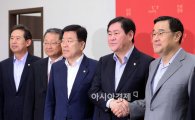 최경환 "내년 예산 확장적 운용…SOC·국방 늘릴 것"