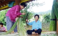 [포토]왕골돗자리 만드는 함평주민들