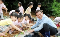 [포토]어린이들과 배추모종하고있는 윤장현 광주시장