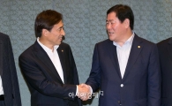 [포토]밝게 웃는 최경환 부총리-이주열 총재 