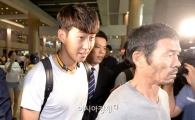 [포토]아버지와 함께 입국하는 손흥민