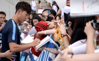 [포토]팬들의 사인 공세 받는 손흥민