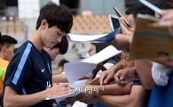 [포토]축구 꿈나무에게 사인해주는 이재성