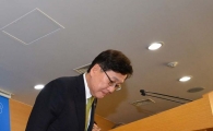 [포토]고개 숙여 인사하는 정진엽 보건복지부 장관 