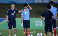 [포토]프리킥 전술 설명하는 슈틸리케 감독