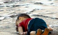 파도에 떠 밀려온 세 살 시리아 소년 시신, 전세계 '충격'