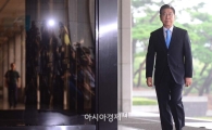 '포스코 의혹' 정준양 전 회장 檢 출석"국민·주주께 죄송"(종합)