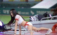 [포토] 치어리더, 시선 사로잡은 화끈한 다리찢기