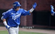 [포토]이승엽, '솔로 아치로 팀 첫 득점'