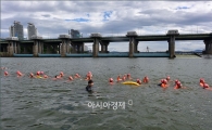 [포토]'한강건너기 수영대회'