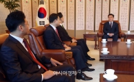 [포토]남북 적십자 실무접촉 관계자들과 환담하는 홍용표 장관