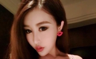 [포토] 中 여배우, 풍만한 가슴을 쥐고 '19금 셀카'