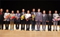 [포토]전남 이·통장들에게 시상하는 이낙연 전남도지사