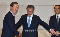 [포토]자리 안내하는 문재인 대표