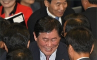 [포토]최경환 부총리에게 몰려간 의원들
