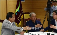 [포토]"먼저 발언 하세요"