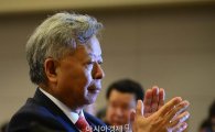 [포토]박수치는 진리췬 AIIB 총재 지명자 