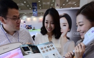 [포토]제16회 중소기업기술혁신대전....피부관리 기기 체험하는 관람객들