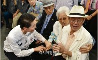 [포토]이산가족 위로하는 김성주 총재