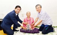 [포토]광주 남구, 100세 어르신 장수축하금 전달 