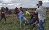 헝가리 기자, 달아나는 난민들 발로 차고 넘어뜨려…'수치의 벽'