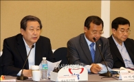 김무성 "요즘은 정치인 가족에 중형 때린다" vs 새정치 "유전무죄 무전유죄"