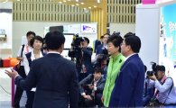 [포토]박근혜 대통령, ‘지역희망박람회’ 대전시 부스 찾아 격려