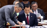 [포토]관계자와 대화 나누는 한민구 국방장관