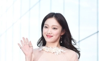 이성경, 눈을 의심할만한 역대급 파격 의상 "속옷이 그대로"