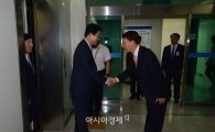 [포토]김연근 서울국세청장 '엘리베이터 마중' 