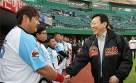 신동빈 회장 사직구장 방문…"부산 시민·팬에 보답하도록 노력해달라"