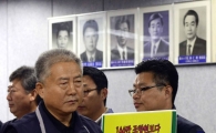 [포토]입장하는 김동만 한국노총 위원장
