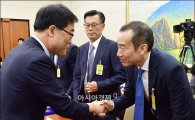 [포토]악수하는 김기식 의원·최치훈 대표