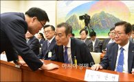 [포토]귀속말하는 김기식 의원·최치훈 삼성물산 대표