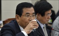 [포토]물 마시는 김대환 위원장