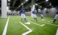 [포토]고척돔 실내연습장에서 몸 푸는 서울대 야구부