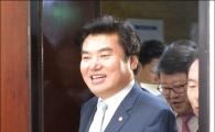 [포토]노동개혁 법안 제출하는 원유철 원내대표